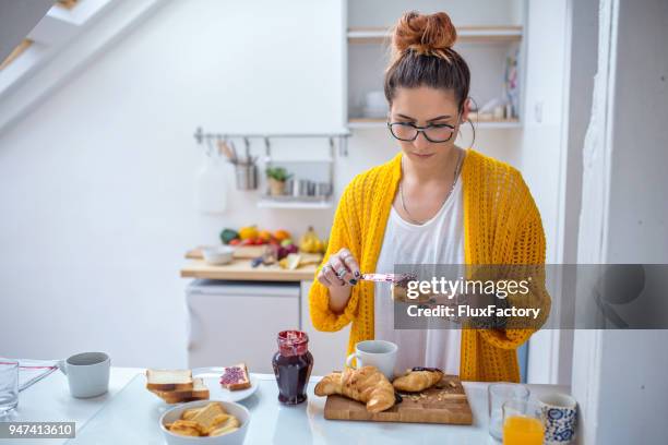 zubereitung von frühstück in der küche - beautiful women spreading stock-fotos und bilder