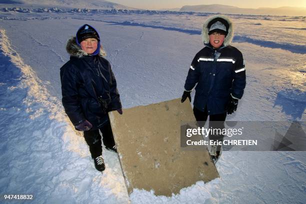 Sport national, le hockey est partique par les enfants de Kangiqtugaapik sur une patinoire 100% naturelle durant les huit mois de l'hiver arctique.