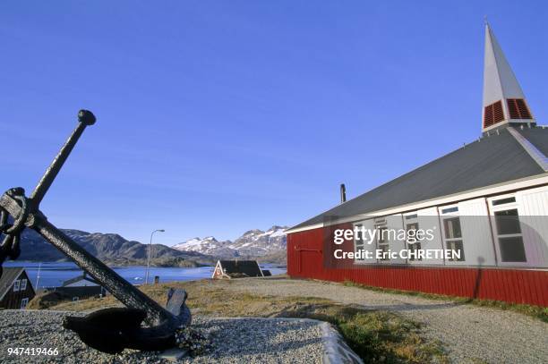 Murs aux couleurs vives comme toutes les maisons de la region. Au fond, la baie d'Angmagssalik au pied des montagnes de Polhems Fjold . Region...