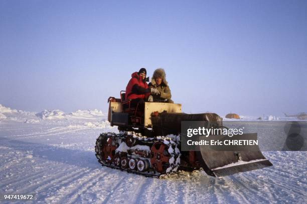 Tracteur servant a faire et entretenir la piste d'atterrisage de la base derivante russe ''Barneo'' aujourd'hui convertie a la logistique...