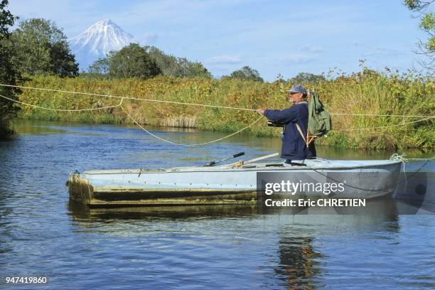 Vitaly a parfois recours a un bateau de fortune pour traverser les rivieres les plus profondes de la reserve. Au fond, le volcan Kronotski ,...