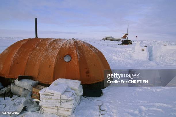 Tentes et equipements de la base derivante russe ''Barneo'' aujourd'hui convertie a la logistique d'expedition polaire ainsi qu'au tourisme polaire.
