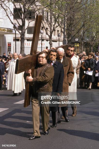 Les comediens Henri Tisot, en tete, et Michael Lonsdale, en 4e position, tiennent la croix lors du Chemin de Croix de Paques sur les Champs-Elysees...