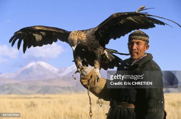 KAZAKH HUNTER, TRADITIONAL HUNTING WITH A EAGLE, ALTAI RANGE, BAYAN OLGII PROVINCE, MONGOLIA.