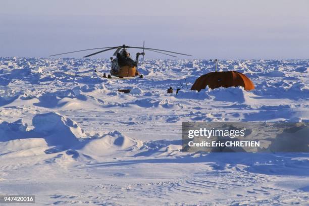 Tente et helicoptere de la base derivante russe ''Barneo'' aujourd'hui convertie a la logistique d'expedition polaire ainsi qu'au tourisme polaire.