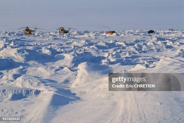 Tentes et helicopteres de la base derivante russe ''Barneo'' aujourd'hui convertie a la logistique d'expedition polaire ainsi qu'au tourisme polaire.