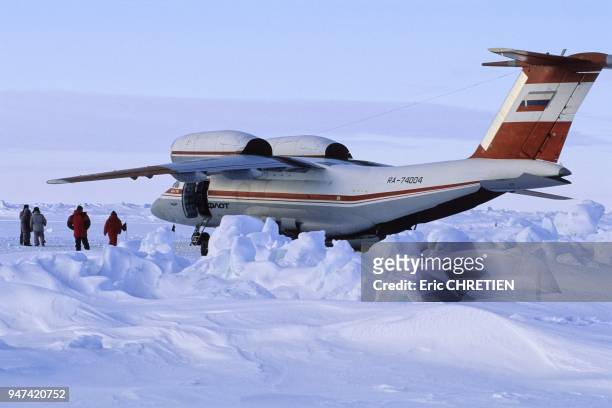Piste de la base derivante russe ''Barneo'' aujourd'hui convertie a la logistique d'expedition polaire ainsi qu'au tourisme polaire.