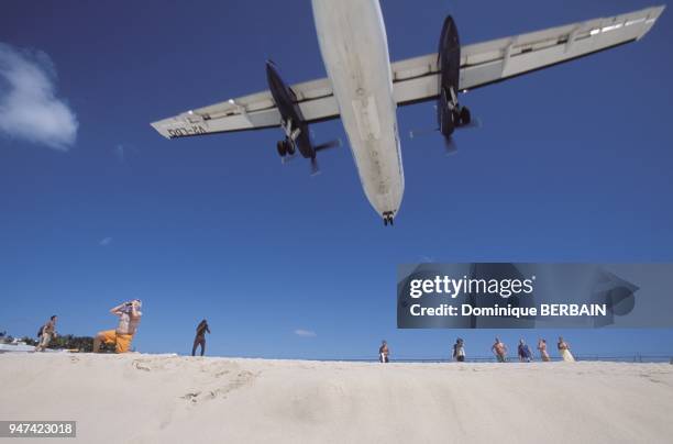 Un avion atterrit sur la piste de l'aeroport Juliana ? Sint Maarten en survolant la plage de Maho.