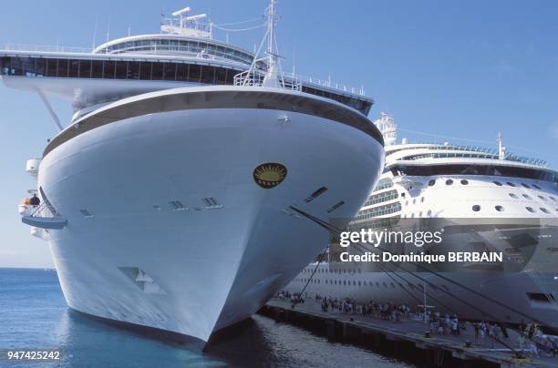 Au port de Philipsburg, les gros navires de croisiere font escale pour une nuit. Les croisieristes debarquent pour visiter l'ile de Saint Martin et...