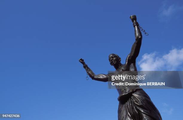Sculpture commemorative symbolisant l'abolition de l'esclavage .