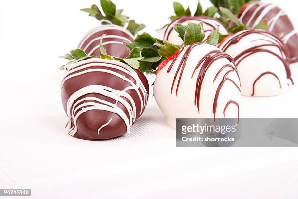 schokolade überzogene erdbeeren - chocolate covered strawberries stock-fotos und bilder