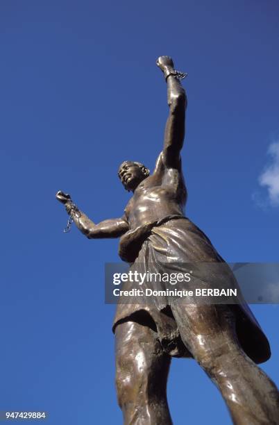 Sculpture commemorative symbolisant l'abolition de l'esclavage -homme antillais-chaine brisee).