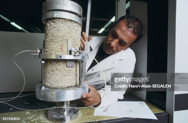 Crush test of a hemp-based cement test sample, at the ENTPE's Laboratoire GéoMatériaux. Test de résistance à l'écrasement d'une éprouvette de béton...
