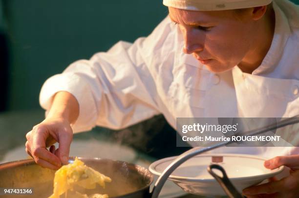 The great French chef Helene DARROZE cooking. La chef cuisinier française Hélène DARROZE aux fourneaux.