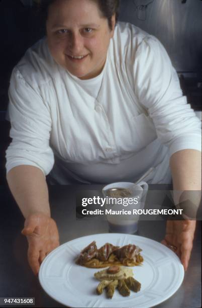 PREPARATION DE COTELETTES D'AGNEAU PAR VALERIA PICCINI, "DA CAINO", MONTEMERANO, ITALIE.