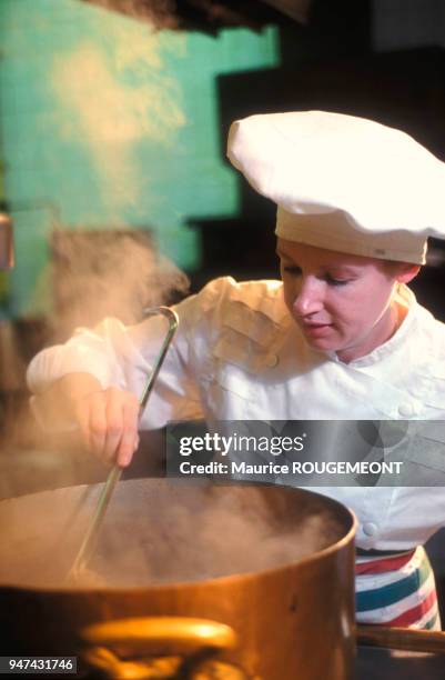 The great French chef Helene DARROZE cooking. La grand chef française Hélène DARROZE aux fourneaux.