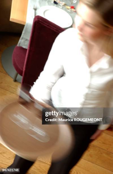 Illustration sur les gestes de la brasserie. Toutes autorisations signées par les mannequins pour toutes utilisations. © Maurice rougemont.