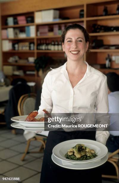 SERVEUSE DE RESTAURANT A JAFFA, ISRAEL.