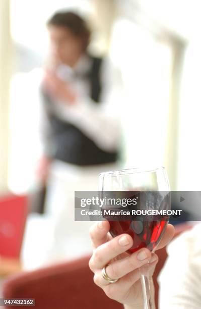 Illustration sur les gestes de la brasserie. Toutes autorisations signées par les mannequins pour toutes utilisations. © Maurice rougemont.