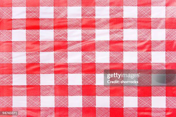 kariertes picknick tischtuch - tischtuch stock-fotos und bilder