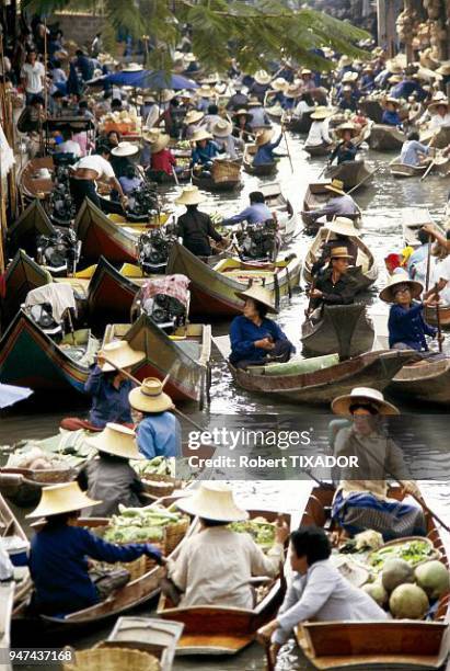 Bangkok, the floating market at Damnoern Saduak. Thaïlande: Bangkok;le marché flottant de Damnoern Saduak.