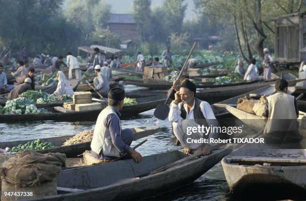 Cachemire, le lac Dal et son marché flottant.