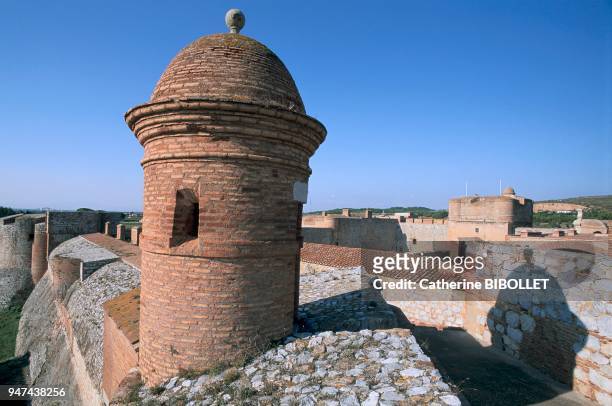 , édifié au XV ème siècle par les Espagnols, dans la plaine du Roussillon, entre les Corbières et les étangs qui longent la mer...