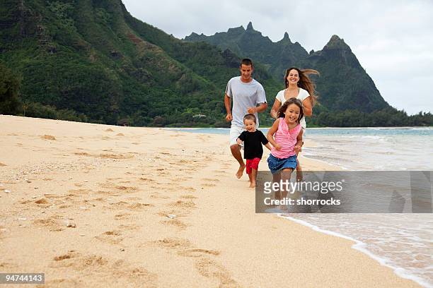 familie laufen am strand - beach sand and water hawaii stock-fotos und bilder