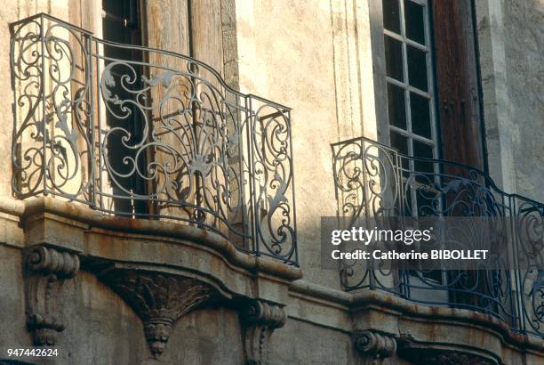 , façade de l'hôtel l'Epine, élevé au milieu du XVIII ème siècle;fenêtres avec balcons en fer forgé." ".