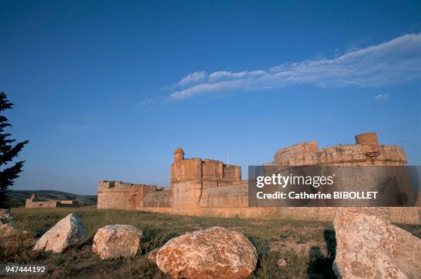 , édifié au XV ème siècle par les Espagnols, dans la plaine du Roussillon, entre les Corbières et les étangs qui longent la mer Méditérranée;Vue...