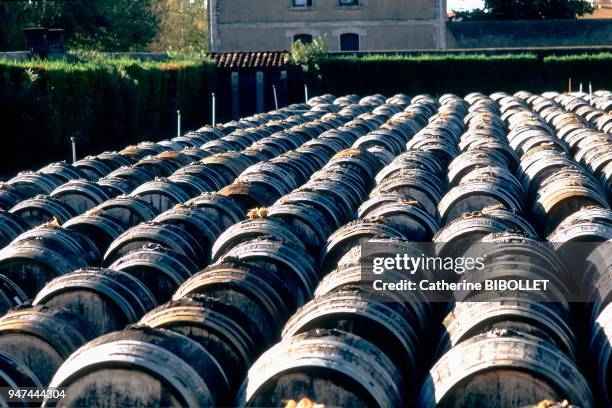 , dans le chais Noilly-Prat du village portuaire de l'étang de Thau, le parc de vieillissement en plein air abrite les fûts de chêne, servant à la...