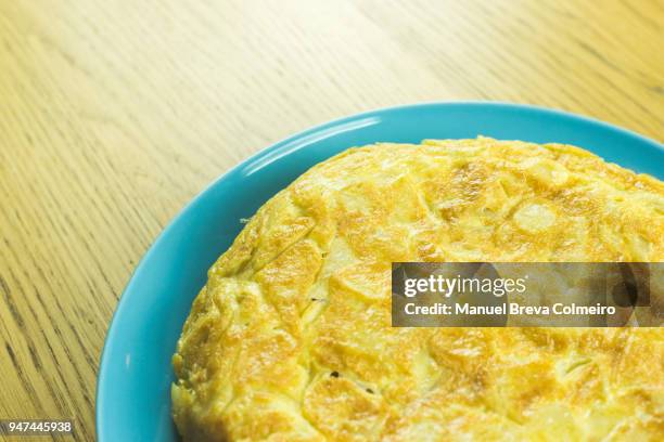 spanish omelet - tortilla de patata fotografías e imágenes de stock