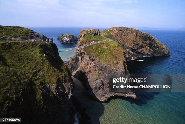 Carrick a Rede se situe dans le comte d'Antrim. Le pont de corde existe depuis 200 ans et culmine a 25 metres de haut au-dessus de la mer, il conduit...