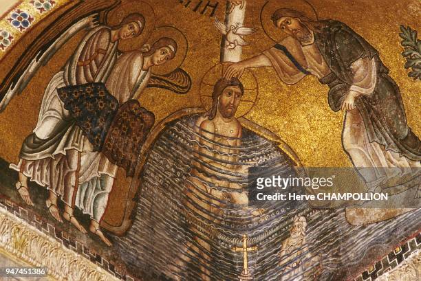 Boetia, Ossios Loukas, icone representing Saint Luke and the baptism of Christ Grèce: Boetie, Ossios Loukas, icone représentant Saint Luc et le...