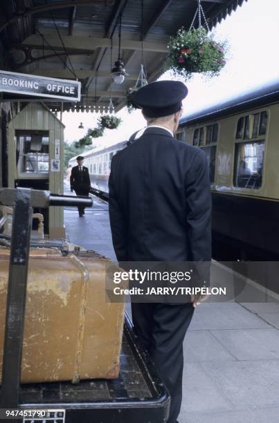 Chef de gare du train a vapeur du South Devon Railway qui relie Totnes et Buckfastleigh, Devon, Angleterre, Grande-Bretagne Station master of the...