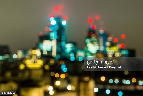 tower of london and the city of london at night out of focus - gerard puigmal fotografías e imágenes de stock