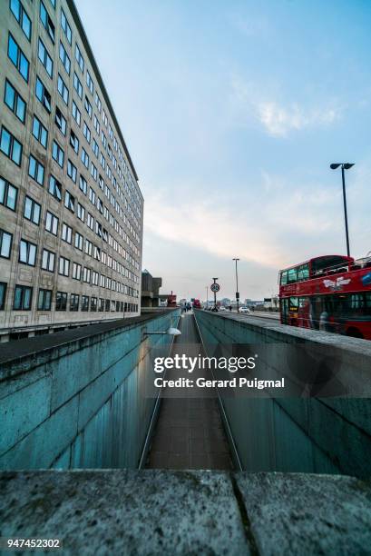 the whitehouse building and waterloo bridge road - gerard puigmal fotografías e imágenes de stock