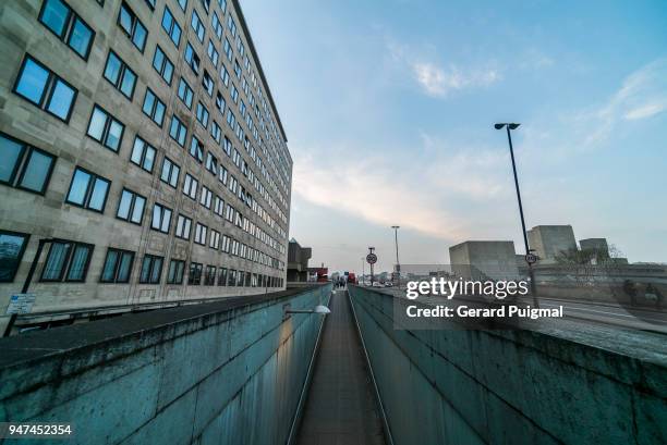 the whitehouse building, waterloo bridge road and the national theatre - gerard puigmal stock pictures, royalty-free photos & images