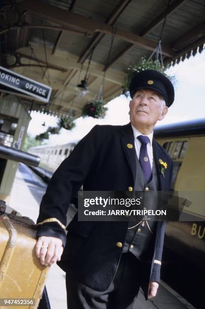 Chef de gare du train a vapeur du South Devon Railway qui relie Totnes et Buckfastleigh, Devon, Angleterre, Grande-Bretagne Station master of the...