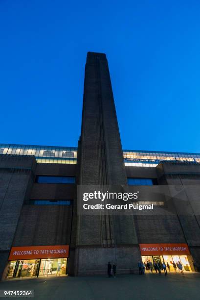 the tate modern in the evening - gerard puigmal stock pictures, royalty-free photos & images