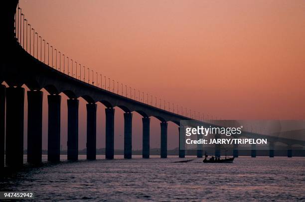 Ile de Ré, pont, chalutier, lever de soleil Charente-Maritime: Ile de Ré, pont, chalutier, lever de soleil.
