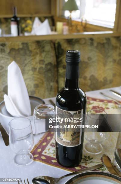 Special wine bottle in the nostalgic antique dining car in the Glacier Express train, Switzerland Bouteille de vin specialement editée pour le...