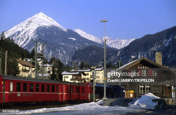 Glacier Express train in Surava railway station, canton of Graubunden, Switzerland train Le Glacier Express en gare de Surava, canton des Grisons,...