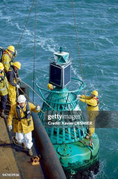 Le navire "Patricia" de "Trinityhouse" dont le "Master of corporation" n'est autre que le Prince Philippe Duc d'Edimbourg et mari de la Reine, cargo...