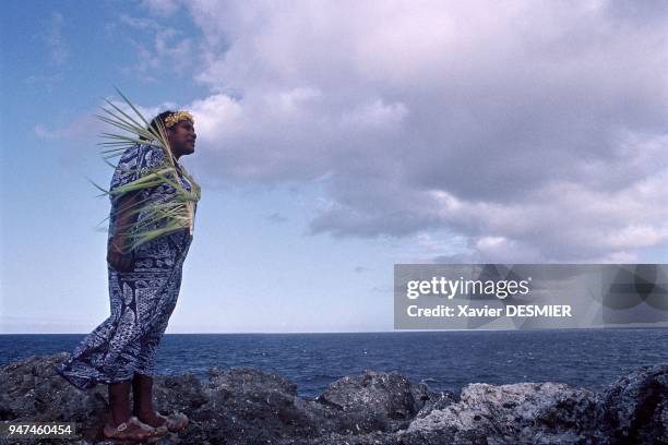 New Caledonia, the Kanaks plant ignam when the arrival of humpback whales is announced. Nouvelle-Calédonie, Une femme Kanak observe la mer pour...