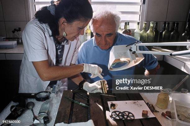 New Caledonia, V. Pronaire and R. Goiran, the laboratory for objects of the Tassit. Nouvelle-Calédonie, Archéologie en Calédonie avec l'association...