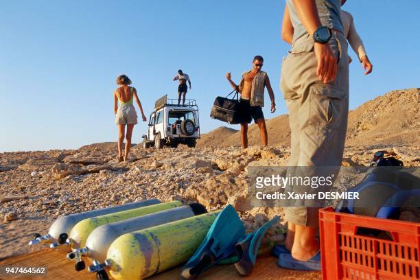 Tourists prepare to dive somewhere along the 1500km road on the edge of the red sea. Mer Rouge en Egypte, Départ pour une plongée sur la route du Sud...