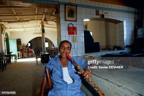 Mer Rouge en Egypte, Une halte dans un bar de la ville de Quseir, un fumeur de Shisha . Une des rares ville sur la route qui longe le littoral entre...