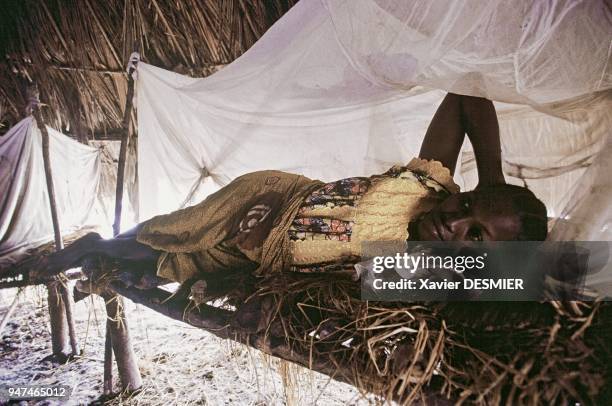 "Mangrove de Guinée. La vie est difficile en mangrove, surtout en p??riode des pluies . Int??rieur d'une case au campement de Sonf??, région de...