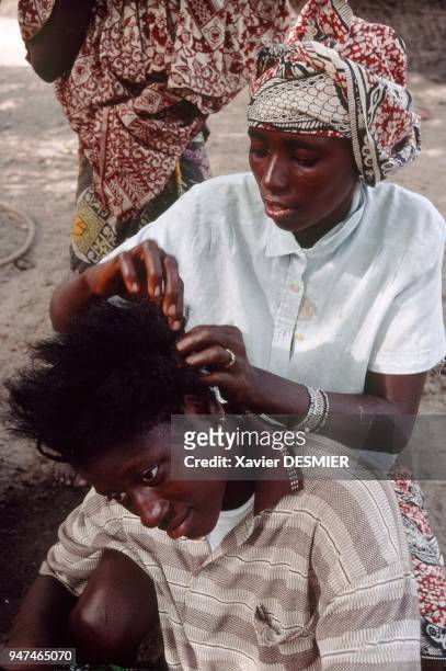 "Mangrove de Guinée;Jeunes filles Bagas se coiffant mutuellement, au village de Marara, région de Boffa. Les Bagas, une ethnie qui vie sur les îles...